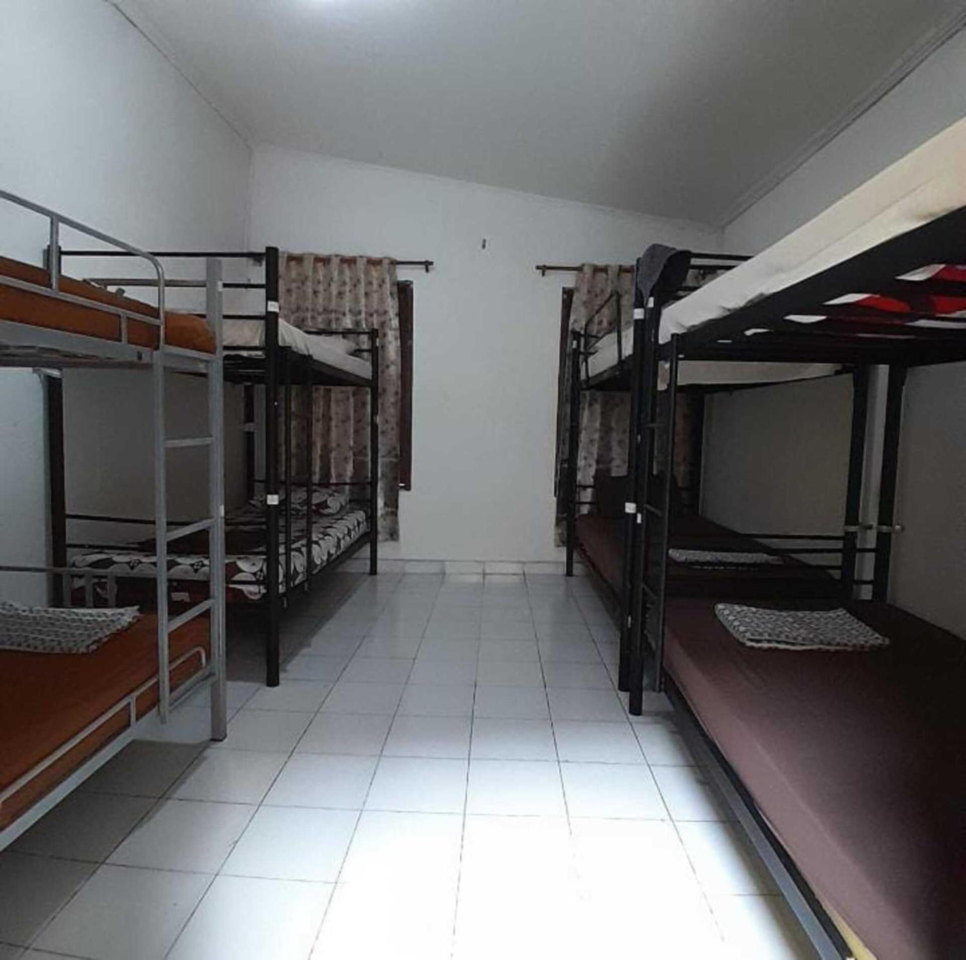 Asrama Laura's Backpacker 523 *